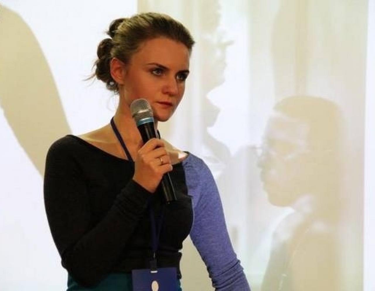 Крюкова рассказала, как придумала "тайную флешку" с компроматом, из-за которой п